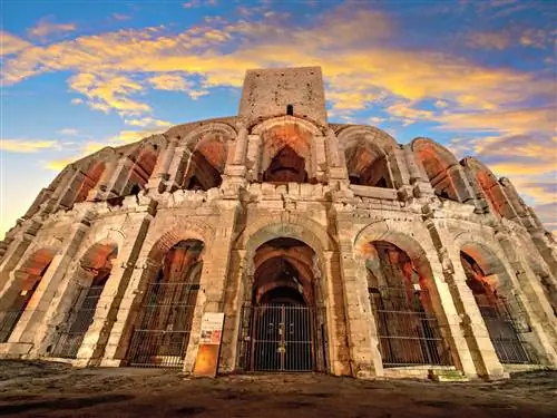 Огромные Les Arènes в Арле