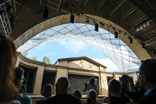 Режиссер Кристиан Штюкль беседует с актерами спектакля Passion Play 2022 года.