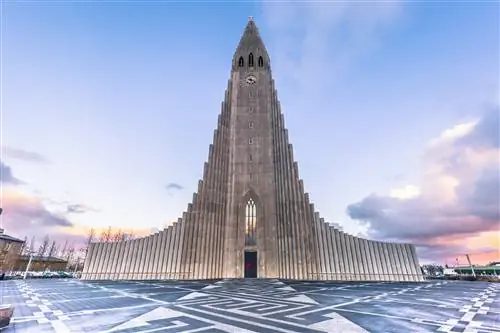 Внешний вид церкви Hallgrimskirkja в центре Рейкьявика, Исландия