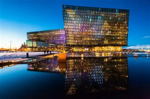 Внешний вид концертного зала Harpa, освещенный в сумерках в Рейкьявике, Исландия