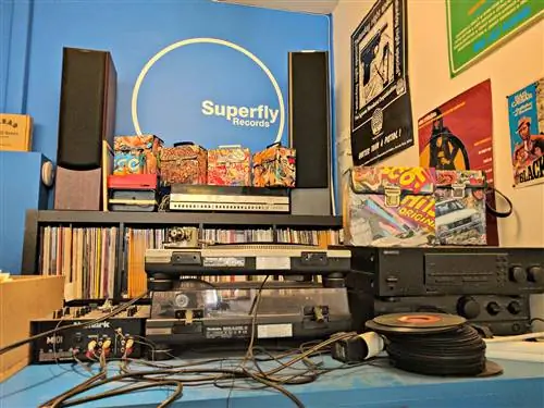 Записи и провода на Superfly Records, Париж.