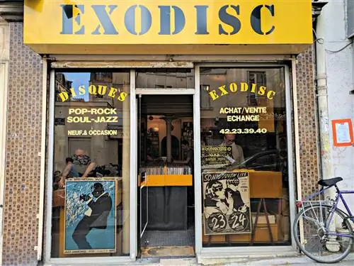 Внешний вид музыкального магазина Exodisc на Монмартре, Париж