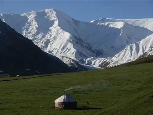 Юртовые лагеря, такие как юртовый лагерь Туюк на Памиро-Алае, очень привлекают туристов.