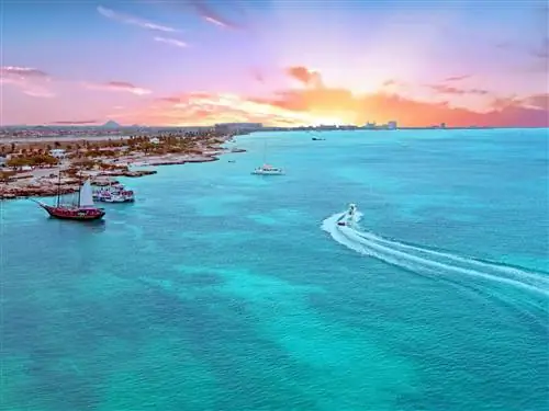 sAerial с острова Аруба в Карибском море на закате