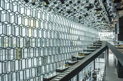 Внутренние виды на Харпу, красивый концертный зал и культурный центр Исландии, спроектированный архитекторами Хеннинга Ларсена и художником Олафуром Элиассоном.