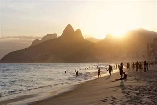 Закат на пляже Ипанема в Бразилии.