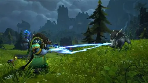 Персонаж игры World of Warcraft сражается с кабаном в сельской местности.