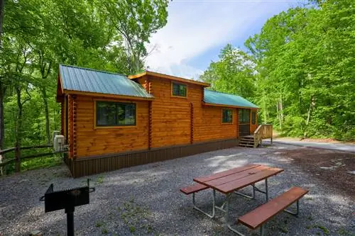 Хижина на гравийной площадке с грилем в кемпинг-курорте Yogi Bear's Jellystone Park: Quarryville