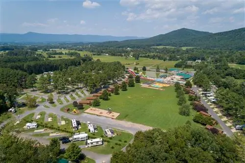 Вид с воздуха на кемпинг-курорт Yogi Bear's Jellystone Park Camp-Resort в Луре, штат Вирджиния.