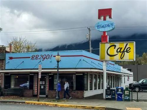 Внешний вид кафе Twede's Café, Норт-Бенд, на экране как закусочная Double R Diner.