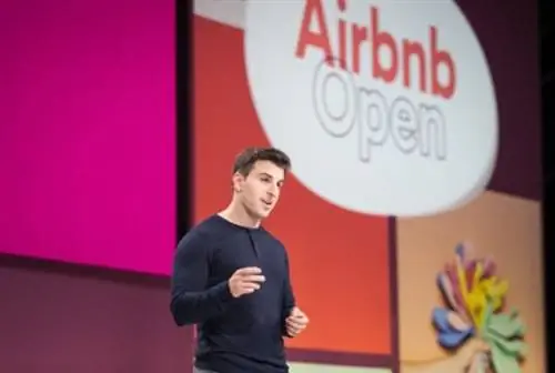 Генеральный директор Airbnb Брайан Чески приветствует 5 000 хозяев Airbnb из 110 стран, которые примут участие в Airbnb Open в этом году в Париже.