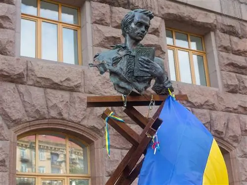 Памятник Тарасу Шевченко возле киевской мэрии