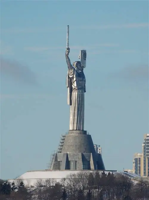 Мемориал «Родина мат» высотой 62 м