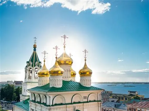 Золотые купола церкви Иоанна Крестителя над Волгой в Нижнем Новгороде