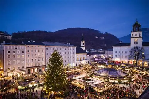 Вид на рождественскую ярмарку на площади Резиденцплац в Зальцбурге.