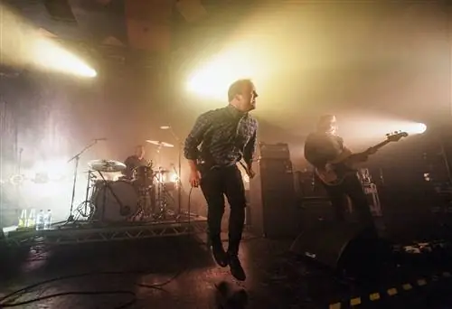 Future Islands выступают в легендарном бальном зале Barrowland в Глазго.