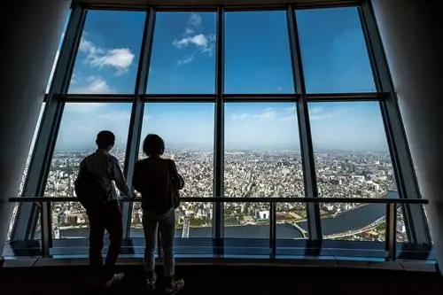 Туристы на смотровой площадке Tokyo Skytree