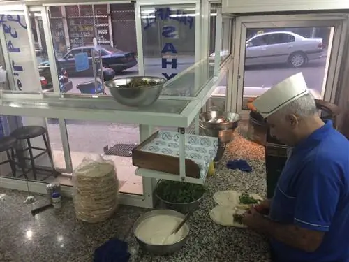 Приготовление фалафеля в Sahyoun в Бейруте.