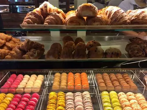 Круассаны и макаруны в Cannelle.