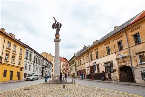 Статуя ангела, трубящего в трубу в Ужуписе.