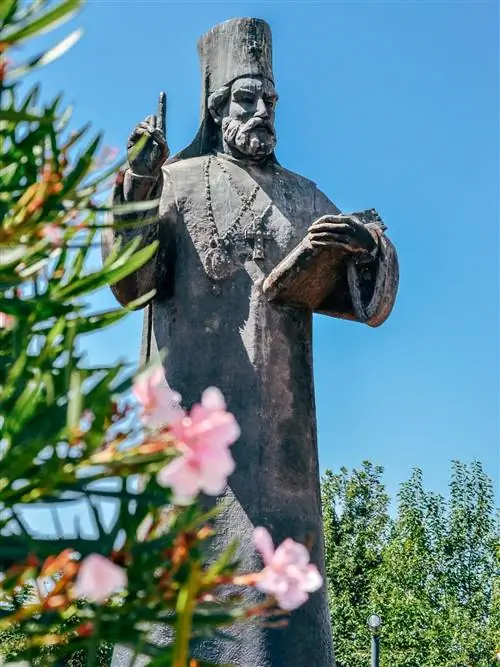 Памятник Святому Петру Цетиньскому в Университетском парке