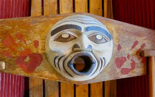 Резьба на каноэ в культурном центре Squamish Lil'wat в Уистлере