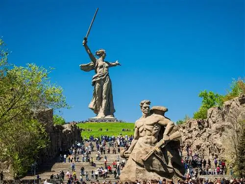 Статуя «Мать-Россия» возвышается над Мамаевым курганом в Волгограде.