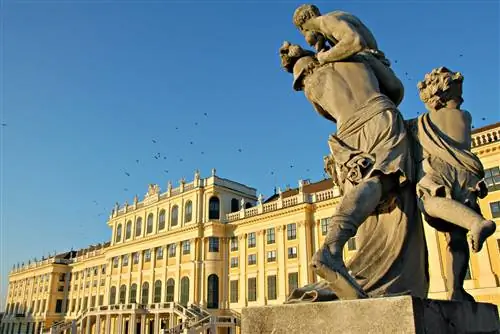 Schloss Schönbrunn сияет под венским солнцем