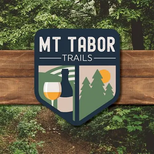 Табличка с надписью Mt Tabor Trails