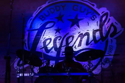 Барабанщик на сцене джаз-клуба Buddy Guy's Legends в Чикаго, штат Иллинойс.
