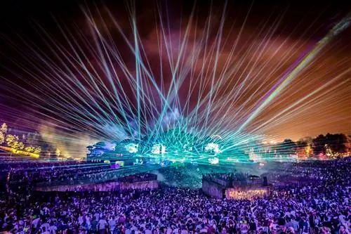 Яркие огни фестиваля Tomorrowland EDM в Буме, Фландрия.