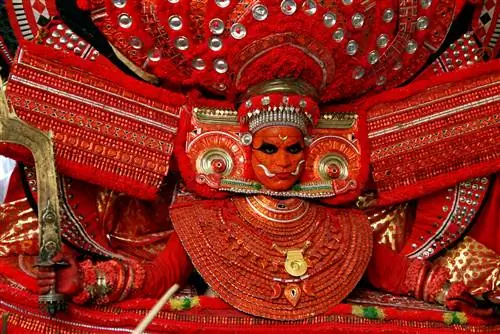 Исполнитель Theyyam во всем своем убранстве, Северная Керала