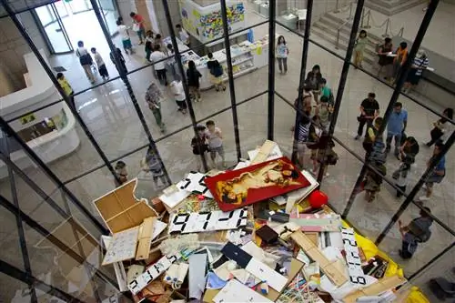 Art Bin (2010/2014) Майкла Лэнди, инсталляция на Йокогамской триеннале 2014 года.