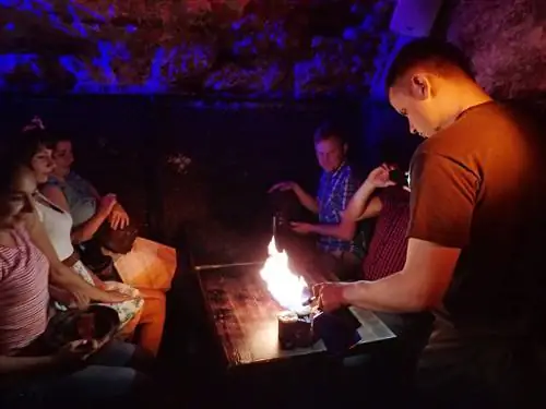 Официант поджигает Flaming Coffee на Львовской кофейной мануфактуре