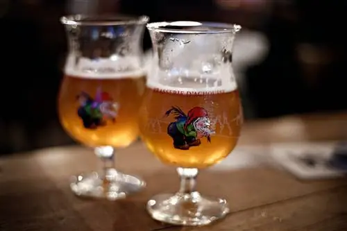 Два стакана бельгийского пива La Chouffe в баре в Брюсселе, Бельгия