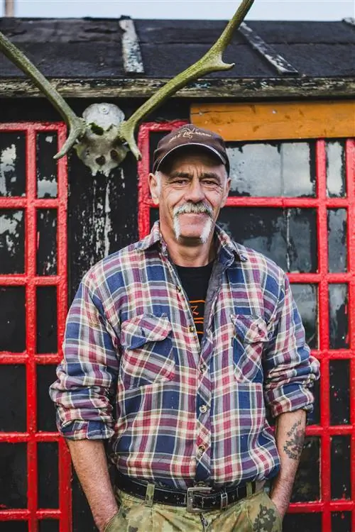 Дэви Николсон, человек, который обслуживает ступени