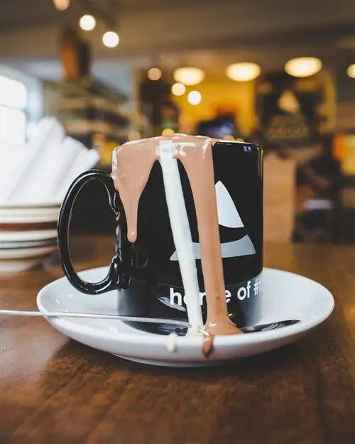 Чашка горячего шоколада, переливающаяся через край на горе Какао.