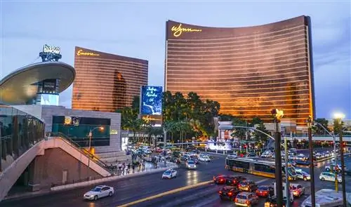 Ночное движение возле отелей Wynn и Encore в Лас-Вегасе.
