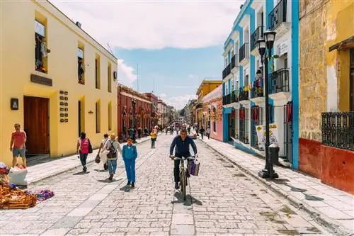 Красочная центральная улица Calle Macedonio Alcalá в Оахаке