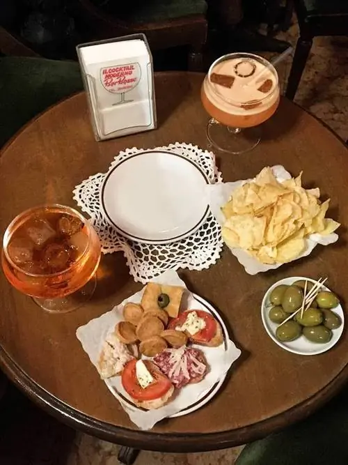 Классический аперитив в баре Basso