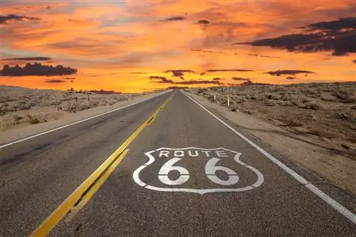 Особенности: Восход солнца на тротуаре Route 66 в пустыне Мохаве в Калифорнии.