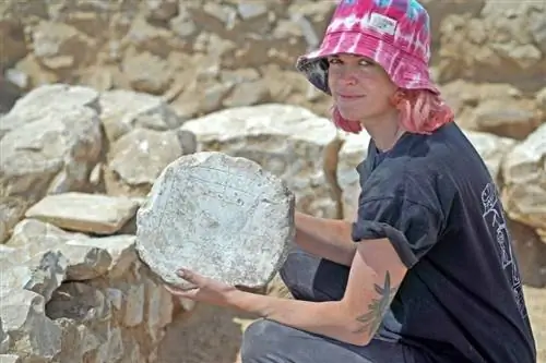 Женщина, держащая каменную настольную игру, обнаружена при раскопках в Израиле