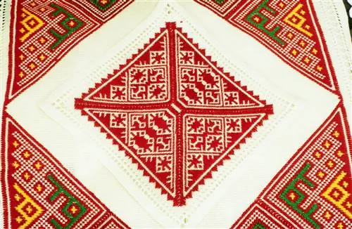 Деталь хорватской вышивки. Деталь хорватской вышивки.