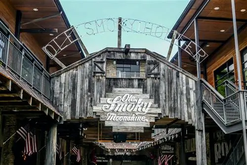 Внешний вид здания Ole Smoky Moonshine в Гатлинбурге.