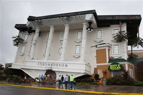 Внешний вид Wonderworks, перевернутого крытого парка развлечений в Пиджен-Фордж.