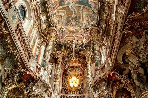 Богато украшенный интерьер католической церкви Asamkirche в Мюнхене, Германии