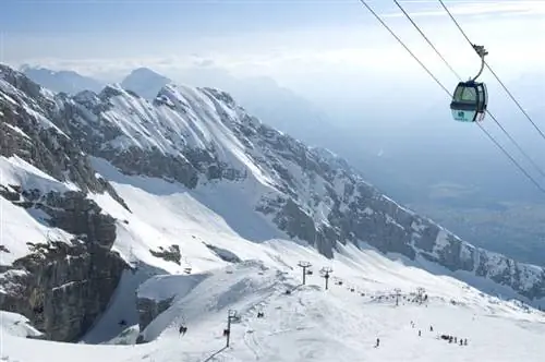 Юлийские Альпы возвышаются над горнолыжным курортом Канин в Словении.