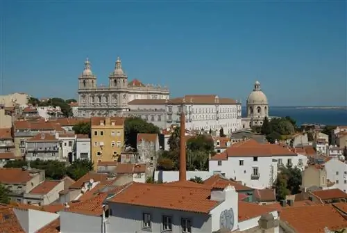 Вид на терракотовые крыши на Igreja de São Vicente de Fora с Miradouro do Recolhimento.