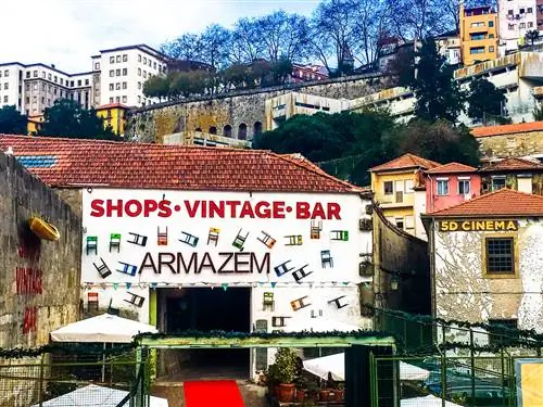 Armazém занимает старый винный склад в Порту, Португалия.