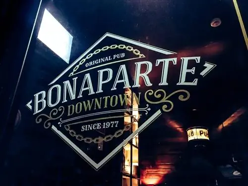 Заглядывая в окно центра Бонапарта, Порту, Португалия